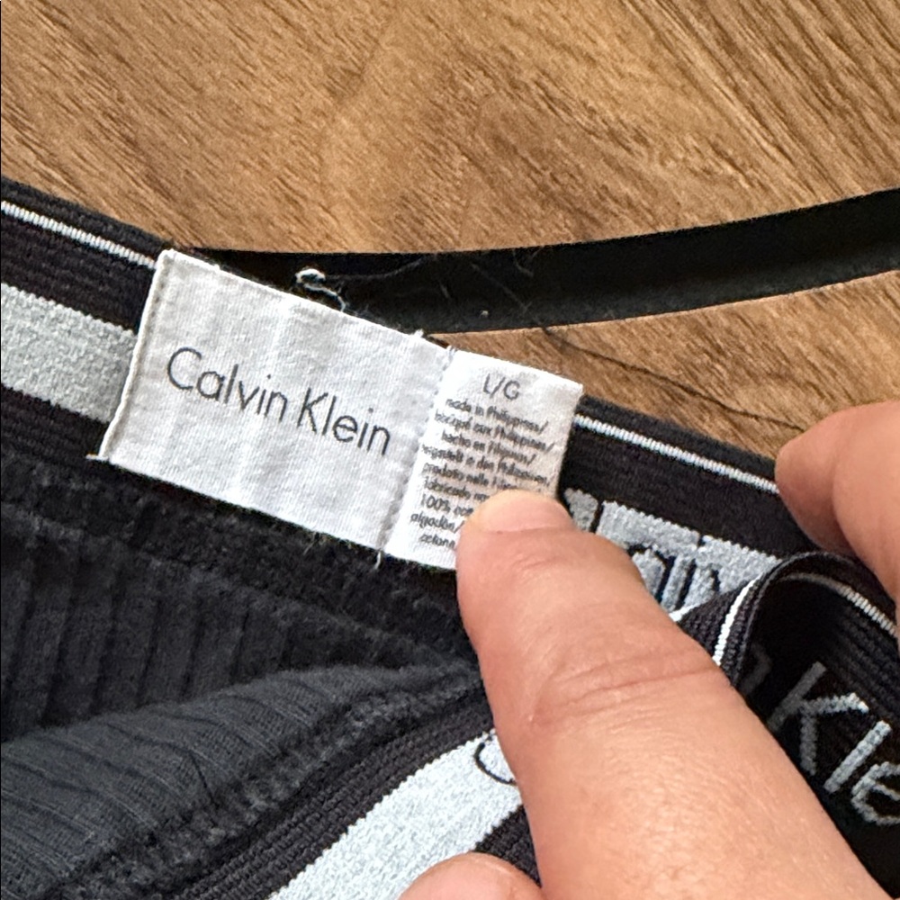 Calvin Klein - Picture 3 of 5
